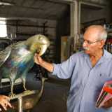 L�82enne Giuseppe De Filippis, un anziano uomo di Bitritto in grado di creare con incudine, martello e tenaglia particolarissime sculture in ferro battuto